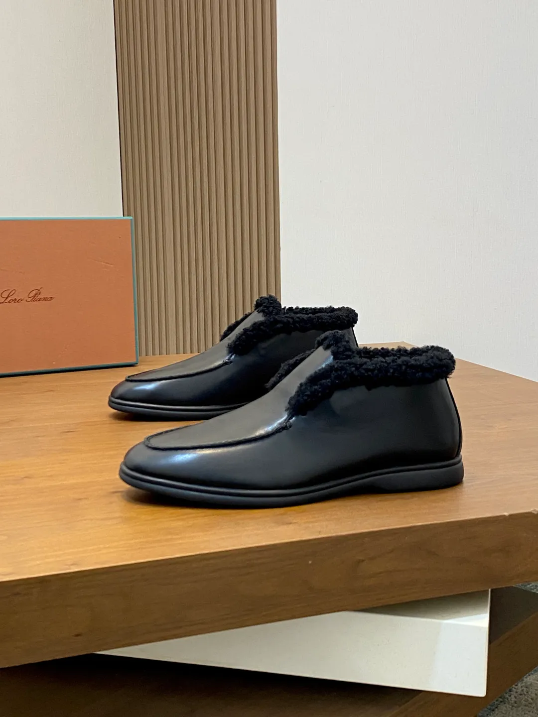 Men's Men's Shoes💰860 LoroPiana/nuoyoupiana men's new autumn and winter wool shoes, Dongguan-made raw materials are in great demand! This casual shoe is made of imported calfskin, with a full wool lining and insole for an extraordinarily comfortable and warm wearing experience. The ultra-light two-color rubber sole creates a charming modern aesthetic. There is an LP logo on the bottom. The style is simple and fashionable, and the upper foot is comfortable, warm and breathable! Comes complete with original box packaging! Size: 39-40-41-42-43-44 standard leather shoe size (45/46 can be customized but does not support returns)